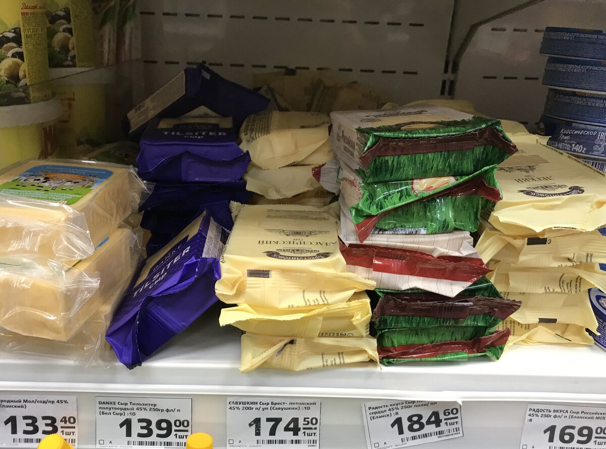 Сыр из Беларуси в одном из магазинов Москвы.