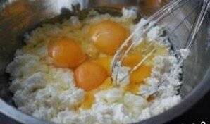 Чтобы получилось тесто, надо слегка охладить масло. В отдельную миску высыпаем отборную муку. Масло перетереть с мукой. Добавляем 100 гр. сахара, соль и соду. При помощи рук растереть так, чтобы превратилось в крупу. Чтобы проверить готовность: сделайте из него небольшой комочек и надавите, должно рассыпаться на частицы. Если ничего не происходит, то добавьте муки, если рассыпается в труху, прибавьте каплю масла, приблизительно пол чайной ложки.