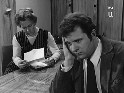 Самохвалов передаёт письма Рыжовой в руки Шуры