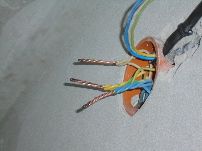 Соединение многожильного провода в распаячной коробке. Распределительная коробка wago rs-385. 5. Скрутка медных проводов 2. Соединение 2 провода в коробке.