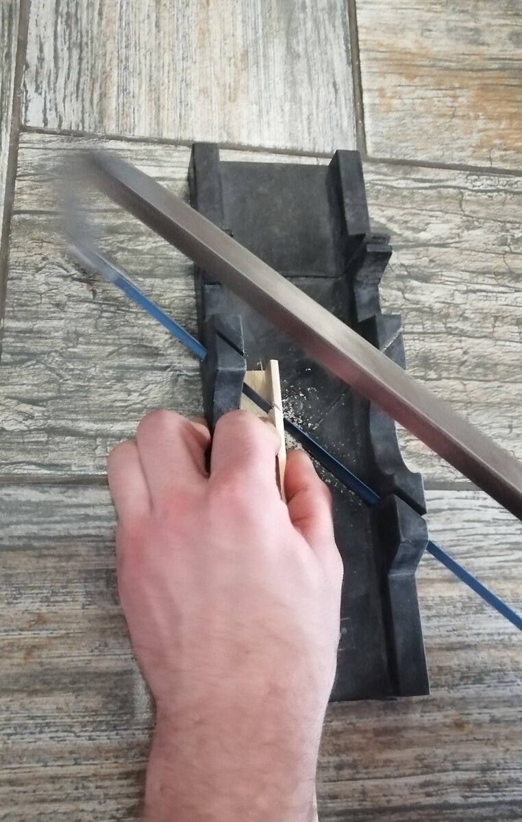 Как обрезать уголки 45 градусов. Запил доски под 45 градусов. Стусло для резки потолочного плинтуса. Как обрезать уголки 45 градусов. Уголок под 45 градусов металлический.