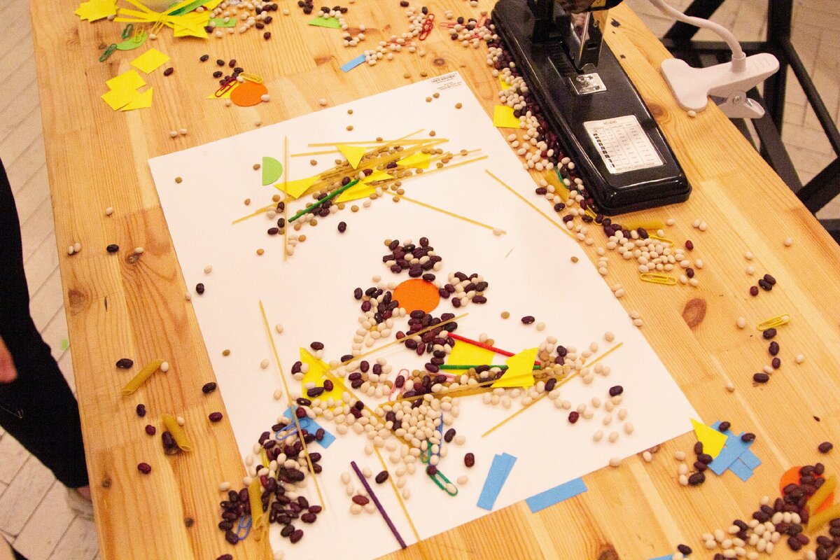 Творческий беспорядок за соседним столом