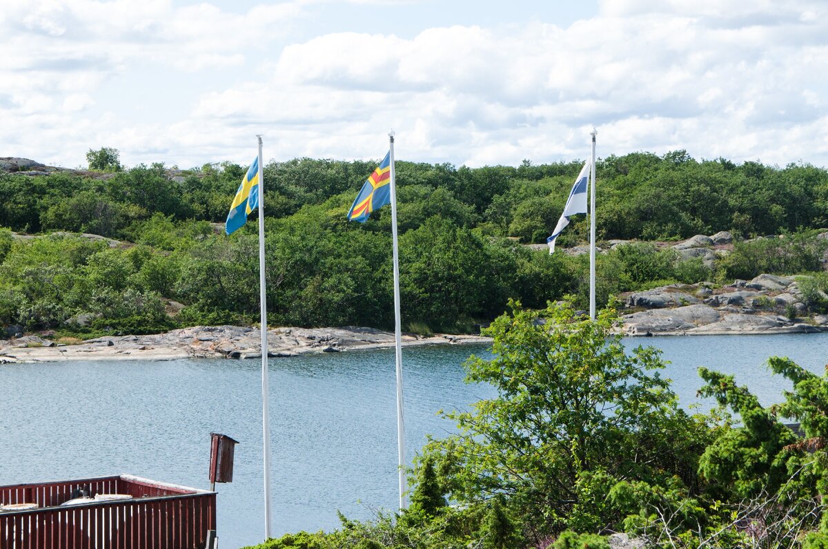 В центре флаг Аландских островов, которые принадлежат Финляндии, но являются относительно независимыми