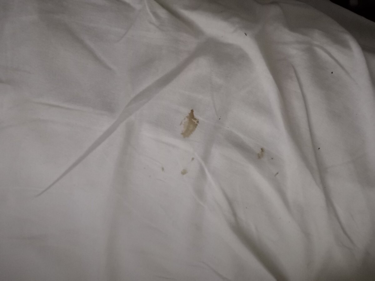 Номер в турецком отеле курильщика.Постелька.