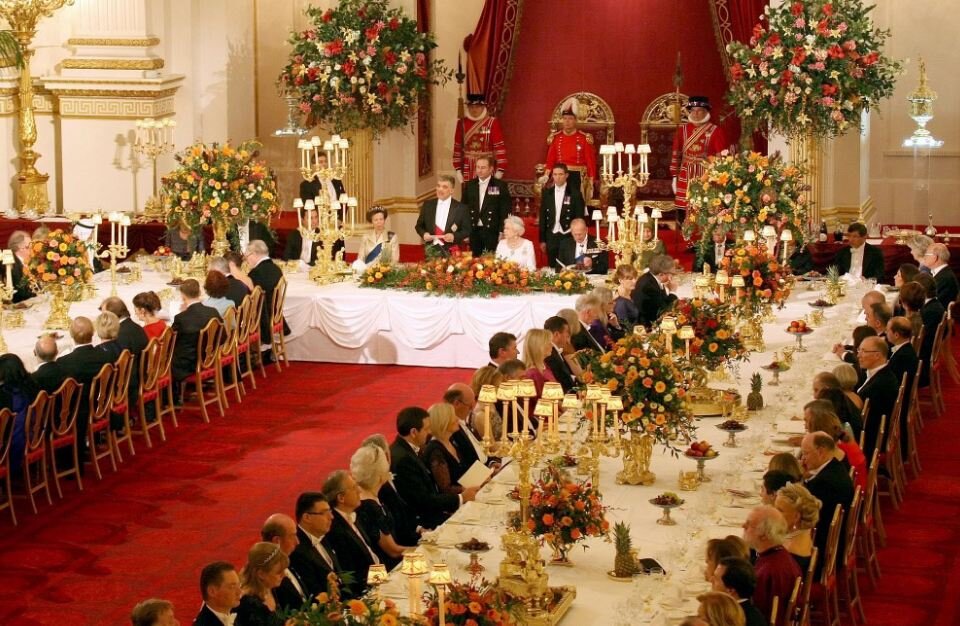 Двадцать четыре индейки и меню для корги: повар Елизаветы II рассказал о рождественском ужине во дворце