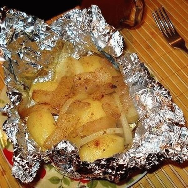 Картошка с салом в фольге на костре