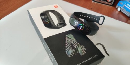 Последняя модель фитнесс-браслета Xiaomi Mi Band 4.  Поддерживает сопряжение с телефонами Apple / Android, возможность  получения уведомлений и контроль музыки, помимо часов имеются функции  шагомера, отслеживание сна, датчик сердцебиения.
Сегодня вы можете приобрести часы Xiaomi Mi Band 4 со скидкой -18%, торопитесь, количество ограничено!