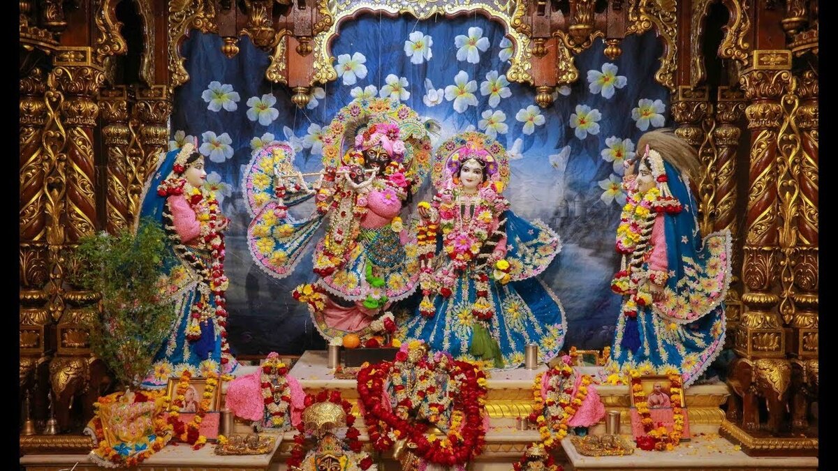 Невероятно красивые Божества Радхи и Шьямасундары (одно из имен Кришны) 