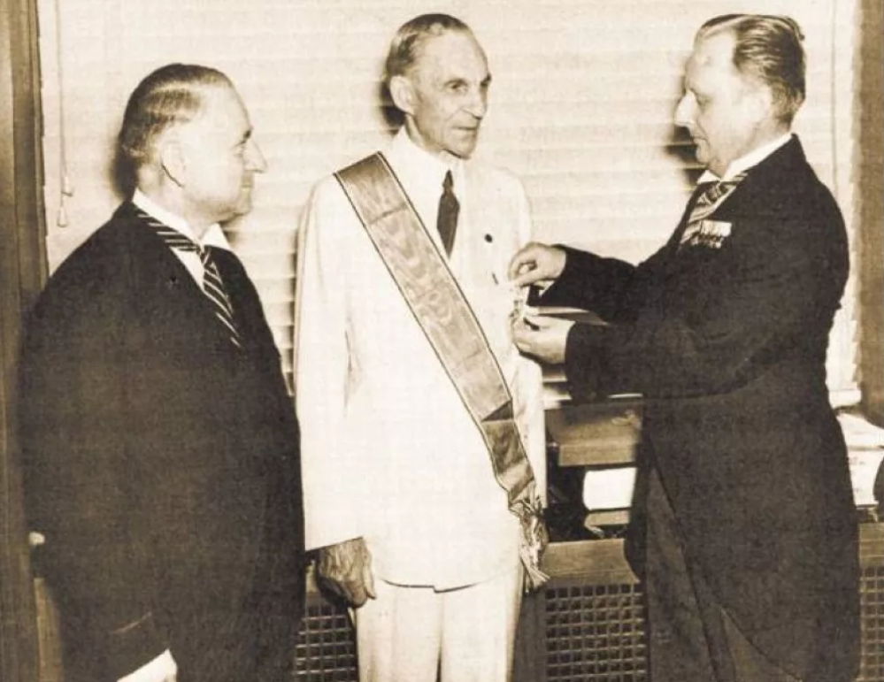  Генри Форд в свой день рождения, 30 июля 1938 года, получает самый большой орден Третьего рейха, которым мог быть награждён иностранец - Большой крест ордена германского орла (Großkreuz des Deutschen Adlerordens). Справа Карл Капп (Karl Kapp), немецкий консул в Кливленде. Слева Фриц Хайлер (Fritz Heiler), немецкий консул в Детройте. (Henry Ford recieved the Grand Cross of the German Eagle from Adolf Hitler's Third Reich, presented by Karl Kapp, German consul-general of Cleveland (left), and Fritz Hailer, German consul of Detroit (right).)