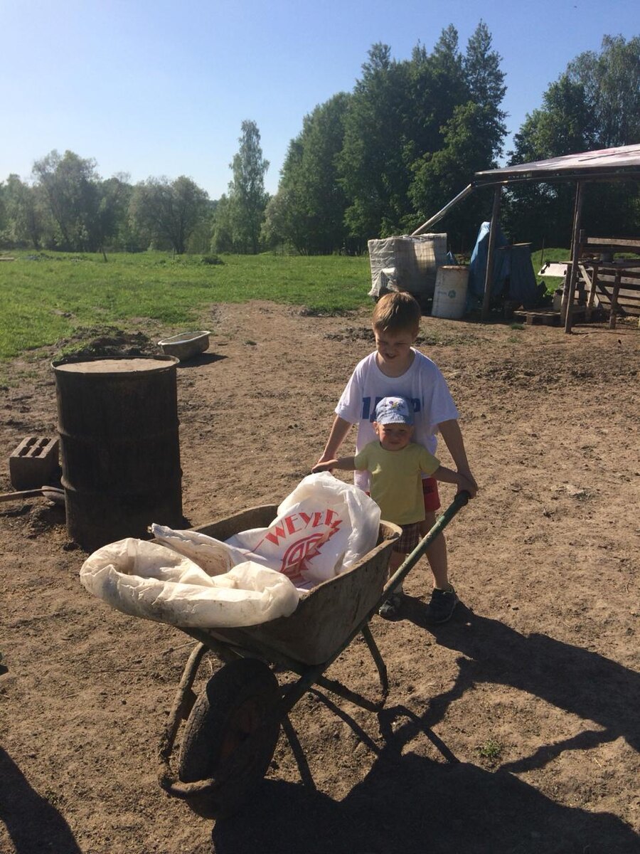 Помогает в огороде