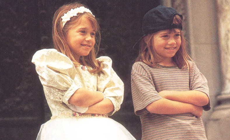 
1) Двое- я и моя тень ( 1995 год, США)- довольно старый, но от этого не менее интересный фильм.  Живут на свете две удивительно похожие друг на друга девочки: болтушка и непоседа Аманда и тихая, спокойная Элисса. Они не сестрички. Их похожесть — ирония судьбы. Одна растет в сиротском приюте под опекой доброй воспитательницы Дианы, а другая — с очень богатым отцом-одиночкой. Папу хочет женить на себе противная и корыстолюбивая особа. Но к счастью, две девочки встречаются в летнем лагере и принимают решение предотвратить намечающийся брак по расчету, а заодно и влюбить папу в хорошую воспитательницу Диану. Для осуществления своих планов девочки на время меняются местами… 