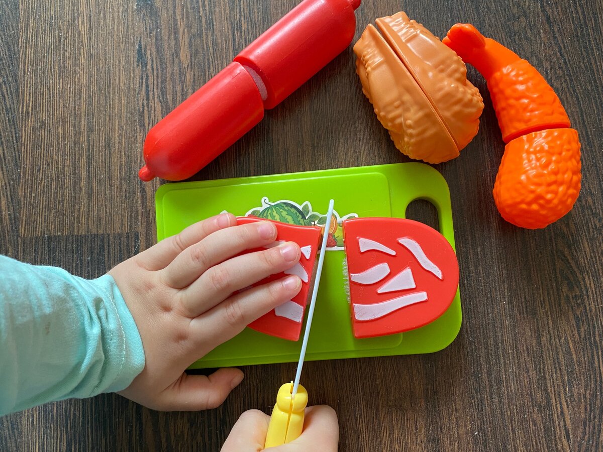 Такой набор отлично подошел к игрушечной кухне. Фото из личного архива