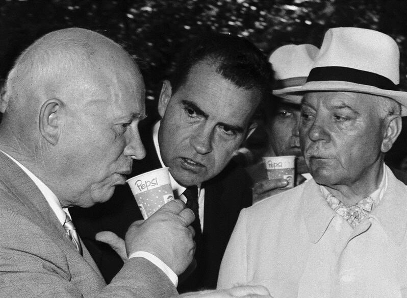 Никита Хрущёв пьёт «Пепси»