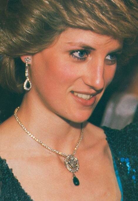 Серьги с изумрудами Чарльз подарил Диане на двадцатидвухлетие