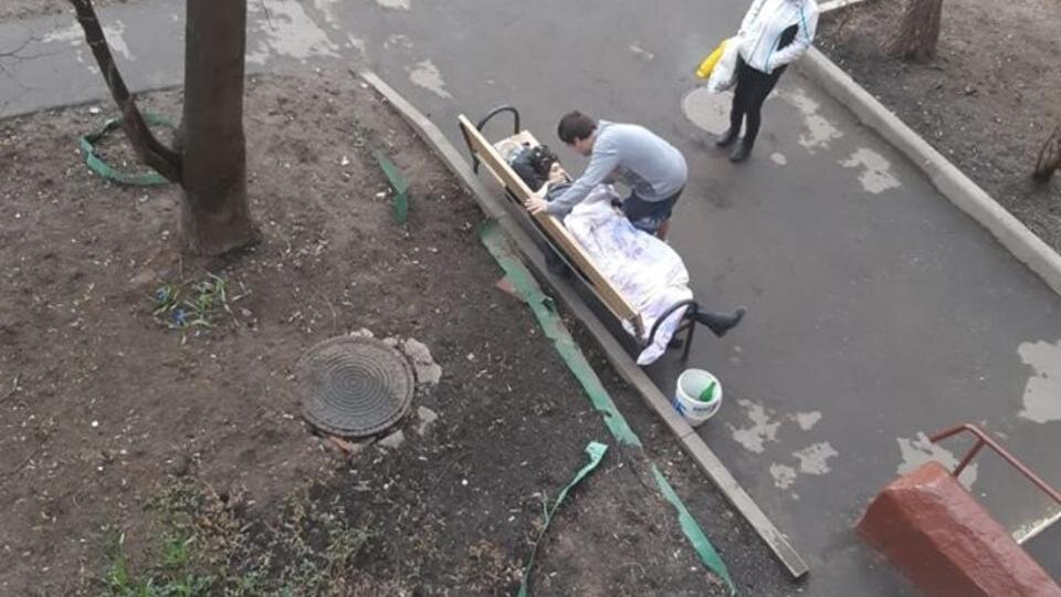 «Женщину оставили умирать на лавочке у подъезда»
