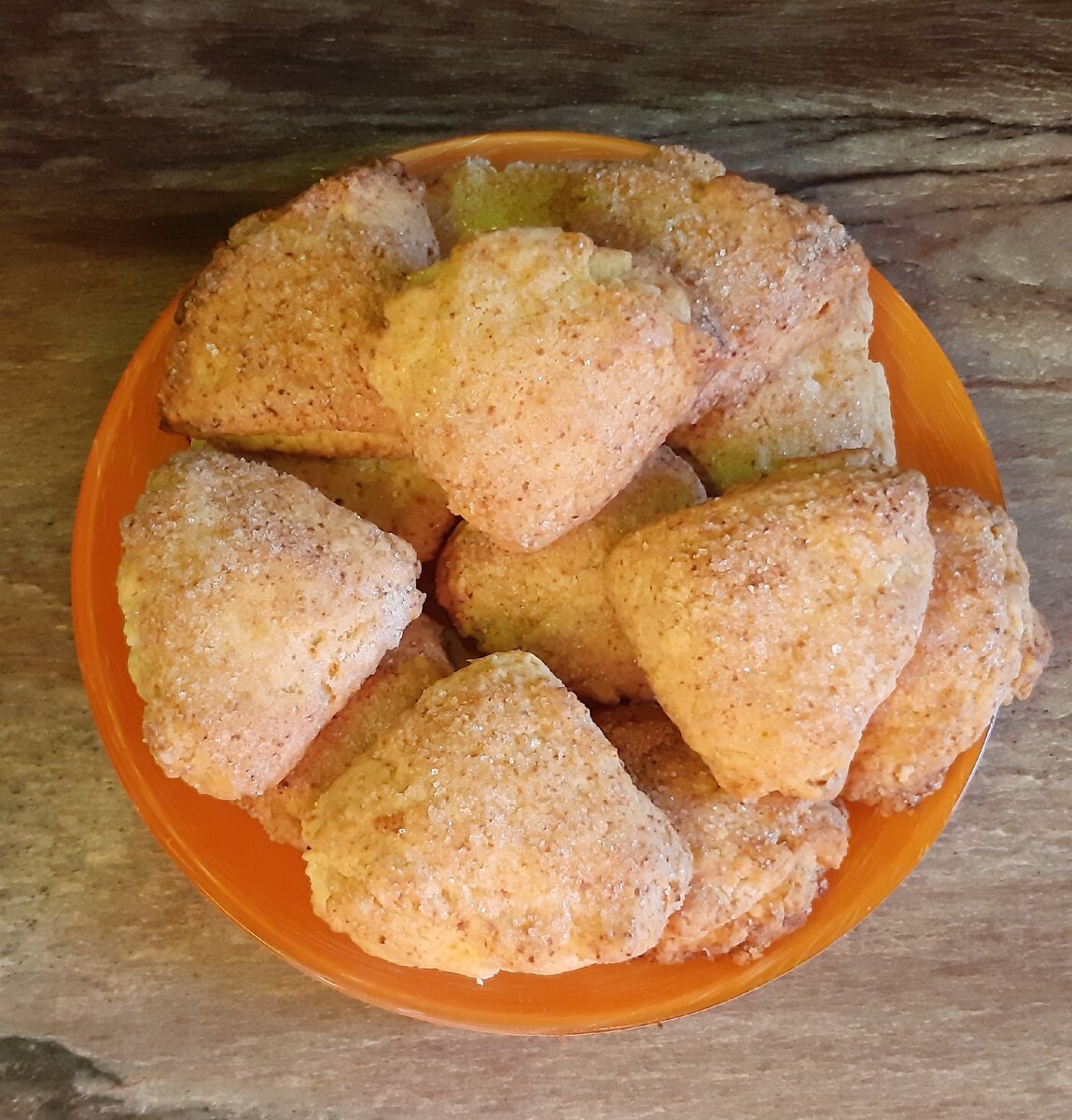 Печеньки безумно вкусные! Так что делать сразу много не советую, все равно сметут все)))