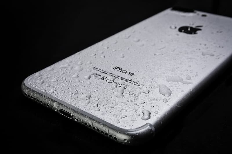 https://p0.pikrepo.com/preview/941/142/silver-iphone-7-plus-with-water-droplets.jpg