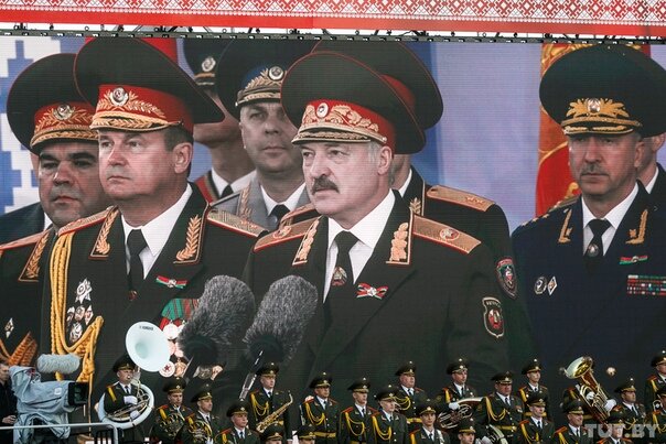 А.Г. Лукашенко во время празднования 9 мая в прошлые годы