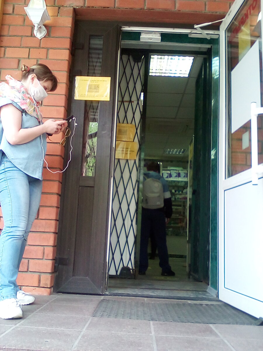 Фото автора."Здесь очередь, стойте на улице!" - звонким голосом остановила меня девушка. Ну я остановилась, мысленно отмерила полтора метра и замерла. Точкой отсчёта стала девушка с шишечками на голове.