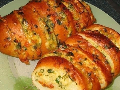 ​Хрустящий хлебушек пропитанный маслом, сыром и чесночком

🕐Время приготовления:  25 минут

🥙Ингредиенты:

- 1 французский батон, лучше "вчерашний", можно любой обычный батон 
- 100 г сыра 
- 100 г размягченного сливочного масла 
- 2-3 зубка чеснока 
- зелень петрушки и укропа по вкусу 


🥗Приготовление:

🔹Сыр потереть на терку, выдавить чеснок, добавить мягкое масло и мелко порезанную зелень, все перемешать. 
🔹Духовку нагреть на 200 С. В батоне сделать надрезы наискосок прорезая не до конца, заполнить их хорошо сырной начинкой. 
🔹Завернуть батон в фольгу, поставить в духовку на 20 минут. Затем фольгу приоткрыть и оставить еще на 5 минут, чтобы хлеб слегка подрумянился, можно под грилем. 
🔹Подавать можно порезав на ломтики по уже надрезанным линиям или порезать рядом острым ножом, тогда начинка останется как бы внутри.
 
Приятного аппетита!
