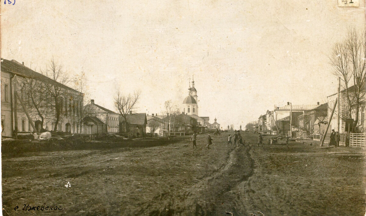 Улица Красная. До конца 19-го века именно тут проходил важнейший торговый путь Российской империи - Нижегородский почтовый тракт