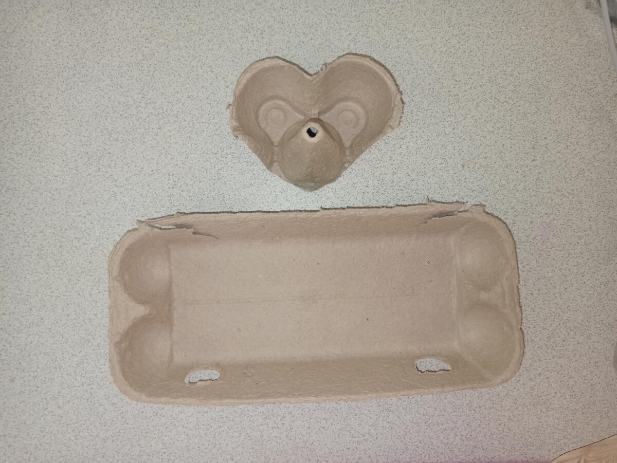 Вырезаем клюв с глазами. 