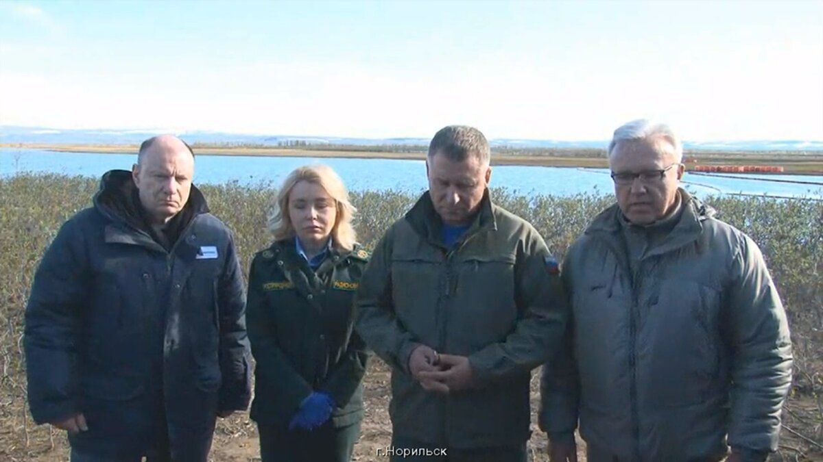 Такие все простые парни. В курточках простых. У всех ребят огромные состояния. Все делают вид, что встревожены. Но каждый играет свою роль! 