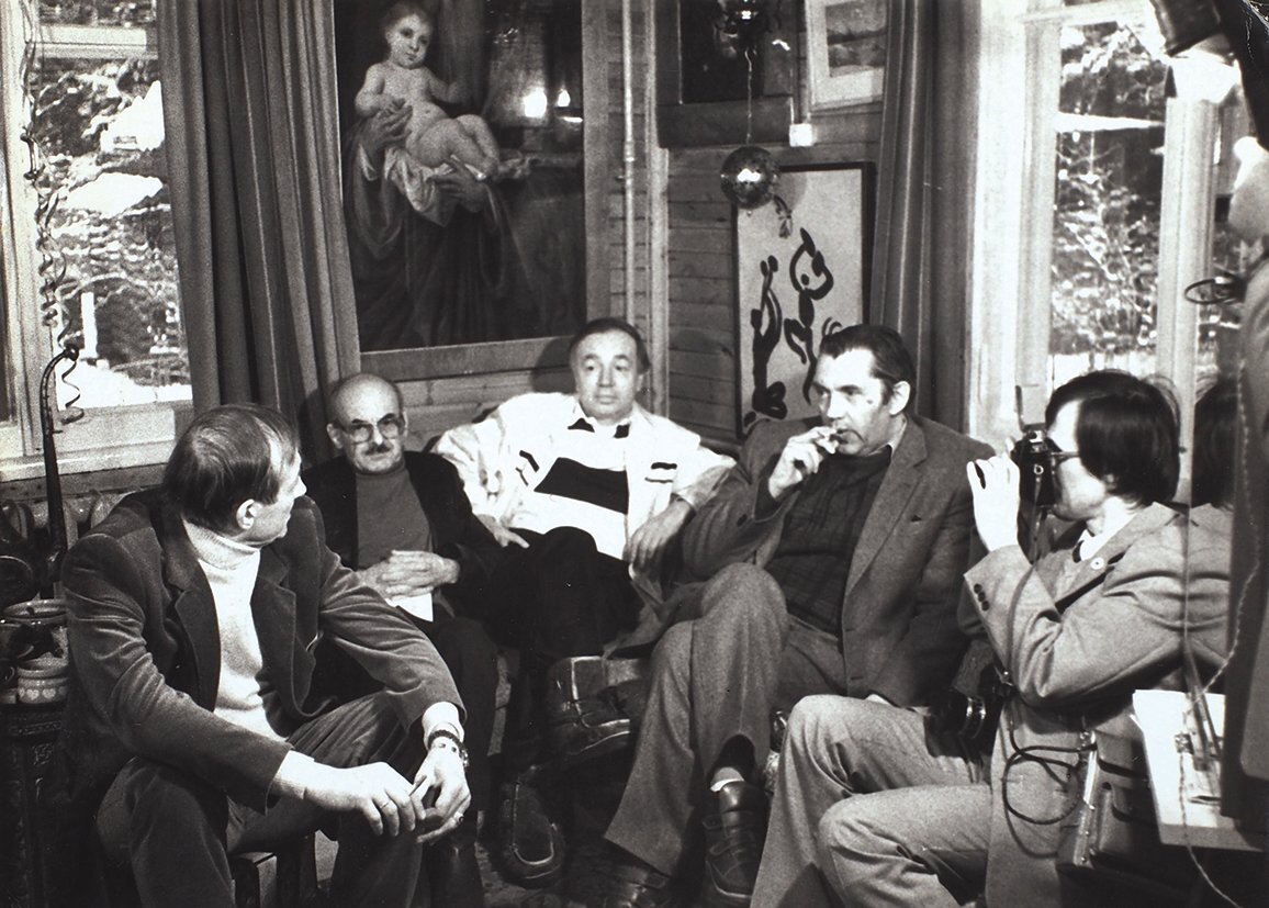 Групповая фотография: Евгений Евтушенко, Булат Окуджава, Андрей Вознесенский, Роберт Рождественский, Валентин Серов. На даче Е. Евтушенко в Переделкино / [фот. В. Серов]. Переделкино, 1980-е гг. 