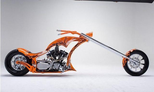 Посмотри на это! Какой потрясающий образец механического искусства! Этот зверь ни в коем случае не предназначен для дороги. Этот байк – предмет коллекционирования, владелец которого должен им восхищаться и ценить его за невероятную эстетику.    Мотоцикл оснащен двигателем объемом 1700 куб. см. Но главное преимущество байка не в этом. Вот в чем ценность: BMS Yamaha почти полностью покрыт 24-каратным золотом. Думаем, далее объяснять не стоит причину такой стоимости байка. 