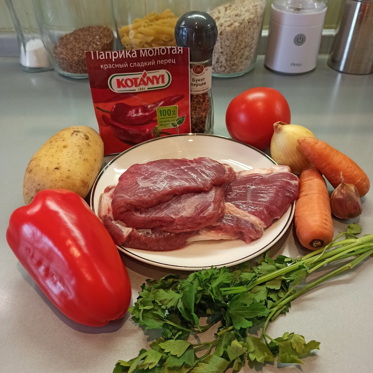 Говядина, лапша для лагмана, картофель, перец болгарский, морковь, лук репчатый, чеснок, помидор, петрушка, приправа для мяса, паприка, соль, перец по вкусу