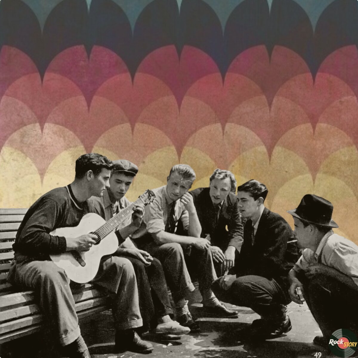 На фотографии: Комсомольцы поют дворовые песни