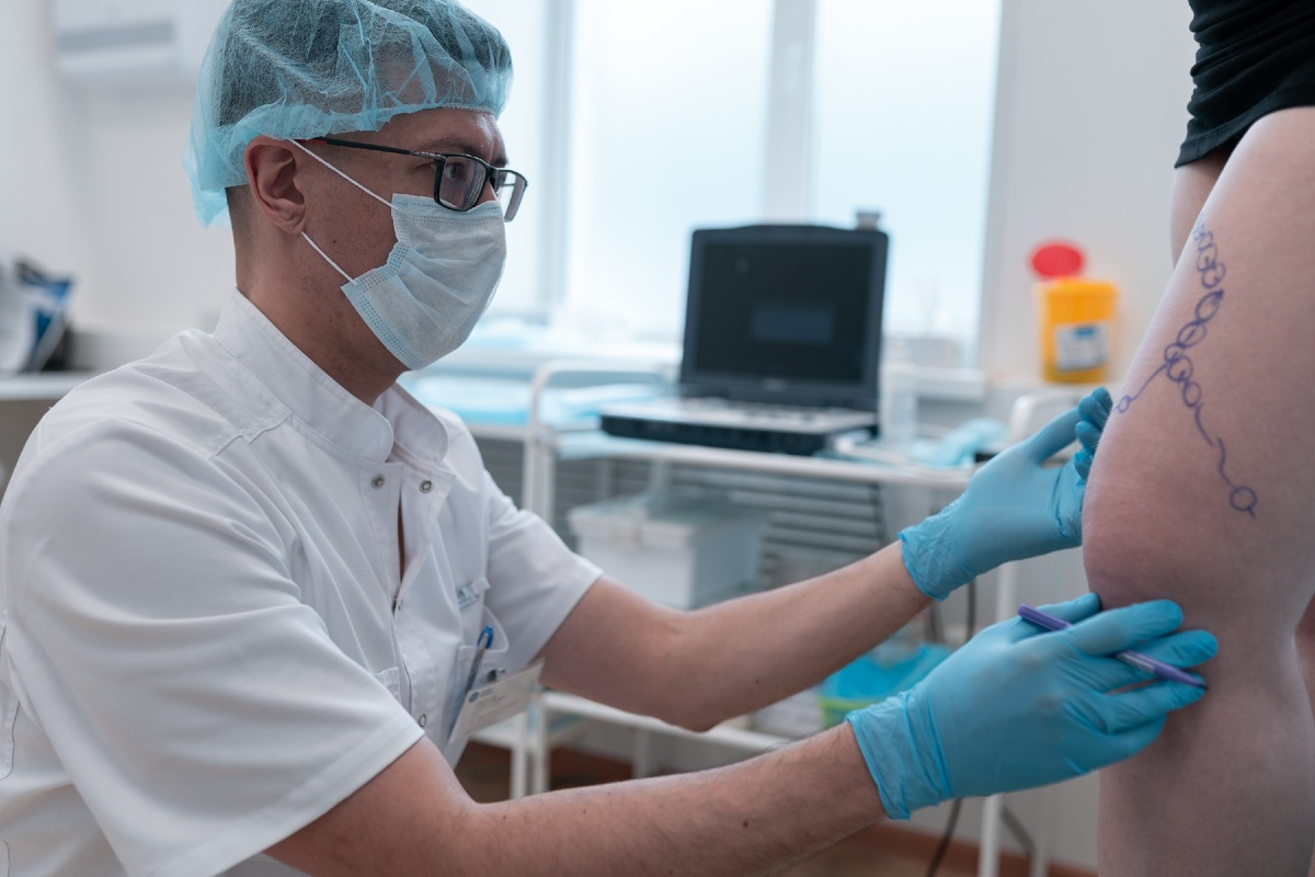 Пациентка на приеме у хирурга-флеболога Клиники доктора Григоренко Киселёва Артема Юрьевича