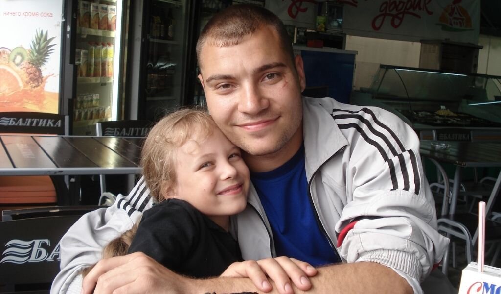 Муж гуляет с дочерью