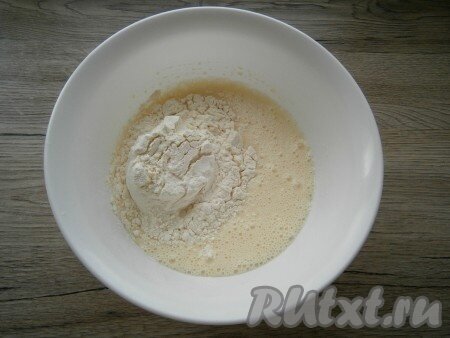 Замесить ложкой или миксером на низких оборотах тесто, которое будет похоже на жидкую сметану.