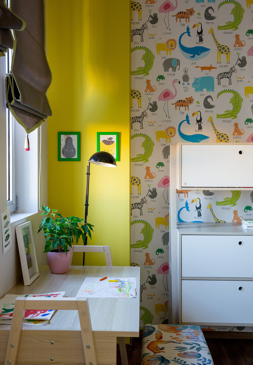 Проект архитектурной студии Dvekati. За деревянным столом у окна удобно учить уроки и заниматься творчеством.