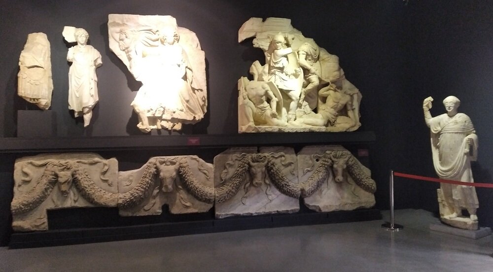 Римляне везде приносили с собой на завоеванные земли культ почитания своих императоров.