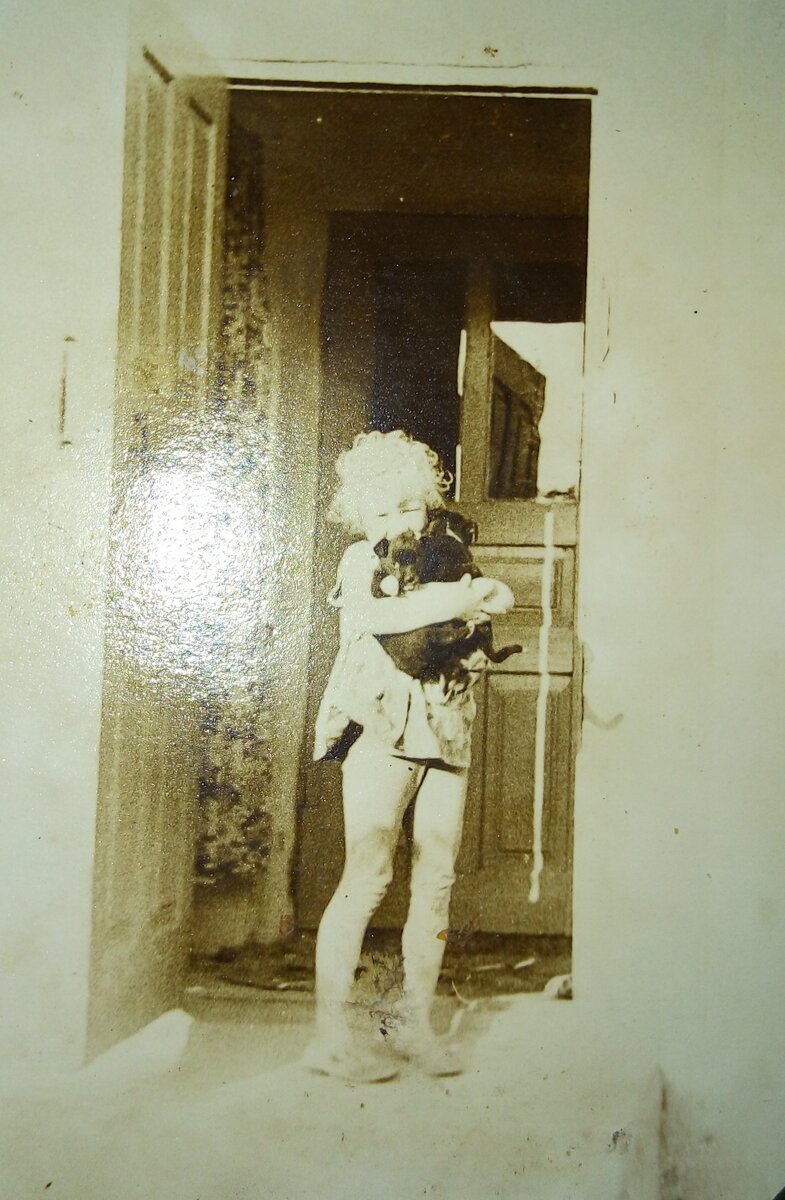 Это я. Очень старая фотография 1975 год