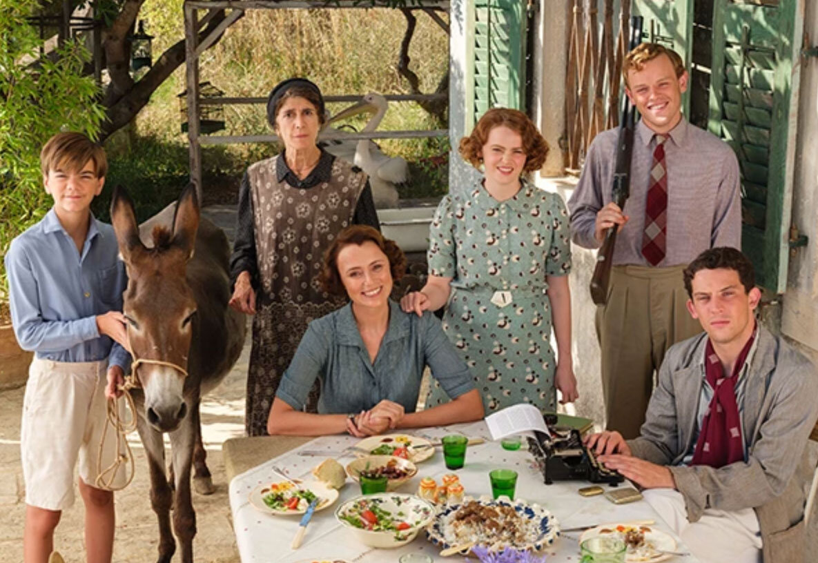 Кадр из сериала "Дарреллы". Слева направо: Джеральд, помощница по дому, Луиза, Марго, Лесли, Ларри.