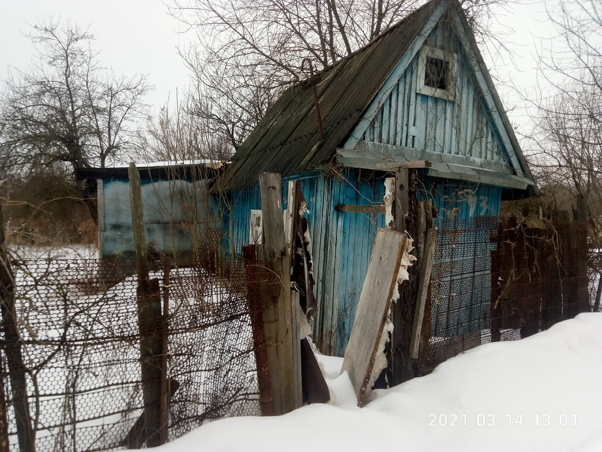 Типичный дачный забор, явно ненадлежащего вида. Фото автора