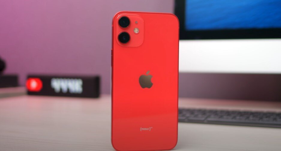 IPhone 12 mini очень удобно лежит в руке и весит 133 грамма.
