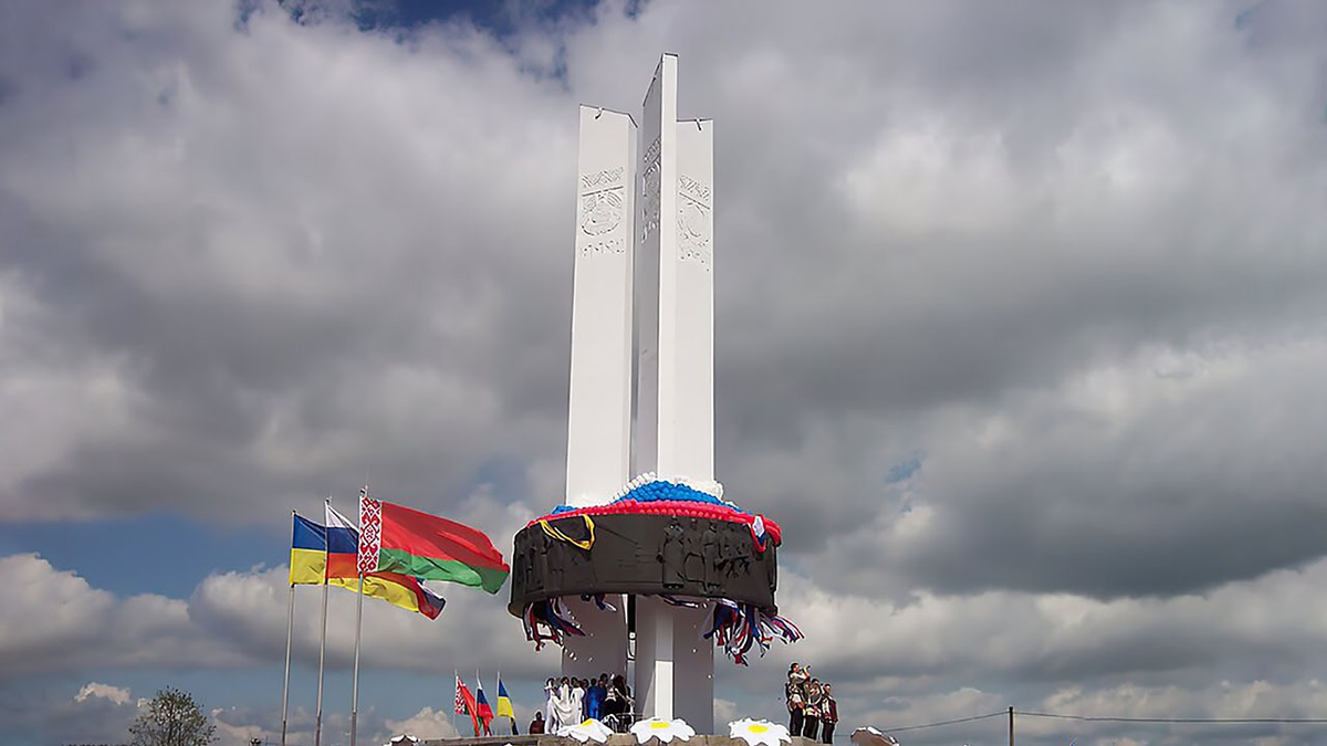 Монумент дружбы братских народов. Монумент три сестры Брянская область. Монумент дружбы три сестры. Стелла три сестры. Монумент дружбы Брянская область.