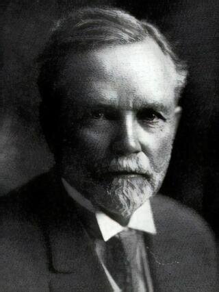 Джордж Сэмюэл Клейсон родился в Луизиане, штат Миссури, 7 ноября 1874 года. Учился в университете в Небраске и служил в армии США в годы испано-американской войны. Свою карьеру в области книгоиздания он начал создав в Денвере картографическое издательство. В 1926 году опубликовал первый из серии очерков об экономии и финансовом успехе, использую форму притч древнего Вавилона. Его работы получили широкое распространении в страховых компаниях и банках. Их прочли миллионы людей. Наибольшую известность приобрела книга, которую мы рассмотрим в этой статье. "Вавилонские притчи" стали классикой экономической литературы.