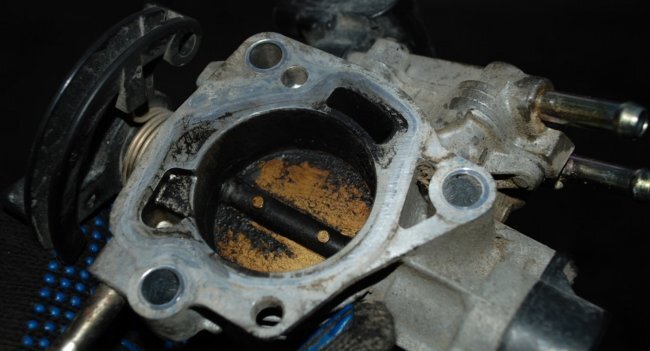Неплохо будет поучиться некоторым лайфхакам у опытных автомехаников. Они знают, что для лучшего эффекта следует промывать не только заслонку, но и другие части дросселя.