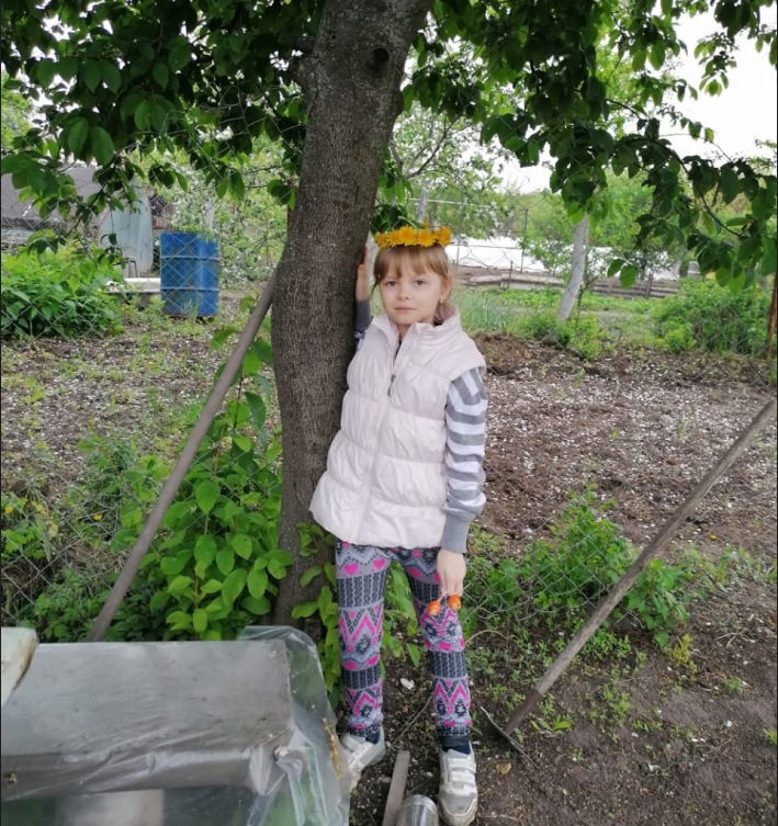 Внучка Ева. Оказывается, из одуванчиков можно не только венок сплести, но и сварить вкусное и полезное варенье