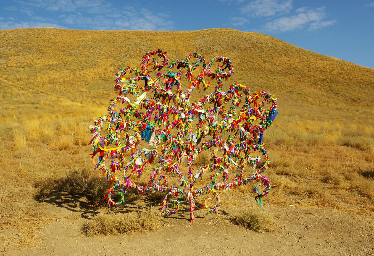 Буддистские ленточки с молитвами, защищающими от злых духов