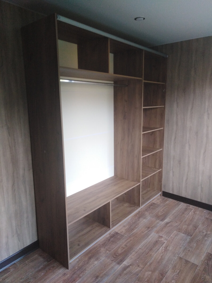 Фактура дерева считается по-настоящему универсальной: она удачно сочетается с большинством материалов, использующихся в современных интерьерах 🌳 
Подсознательно, мы воспринимаем рисунок древесины на поверхностях, как символ уверенности и надежности. А это очень важно для эмоционального комфорта.

🌳 Шкаф с такими фасадами мы установили у наших клиентов. Насыщенный цвет корпуса отлично смотрится в комбинации с напольным покрытием и отделкой стен. Такой интерьер выглядит гармоничным и цельным.

А сочетание разных фактур – неоднородной древесной и гладкой зеркальной, смотрится максимально органично в городской квартире.

Как вам такой проект?

📱 Понравился шкаф? Закажите его на сайте e-1.ru