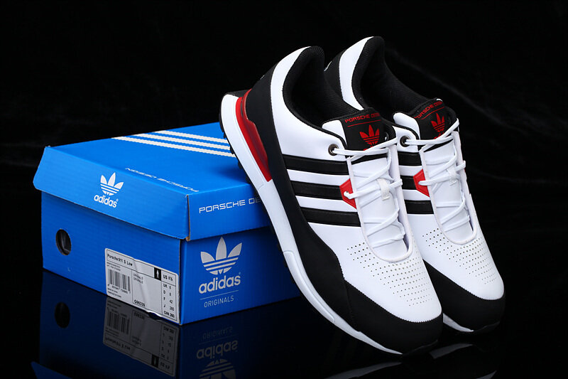 Кроссовки фирмы Adidas коллекции 2021 года