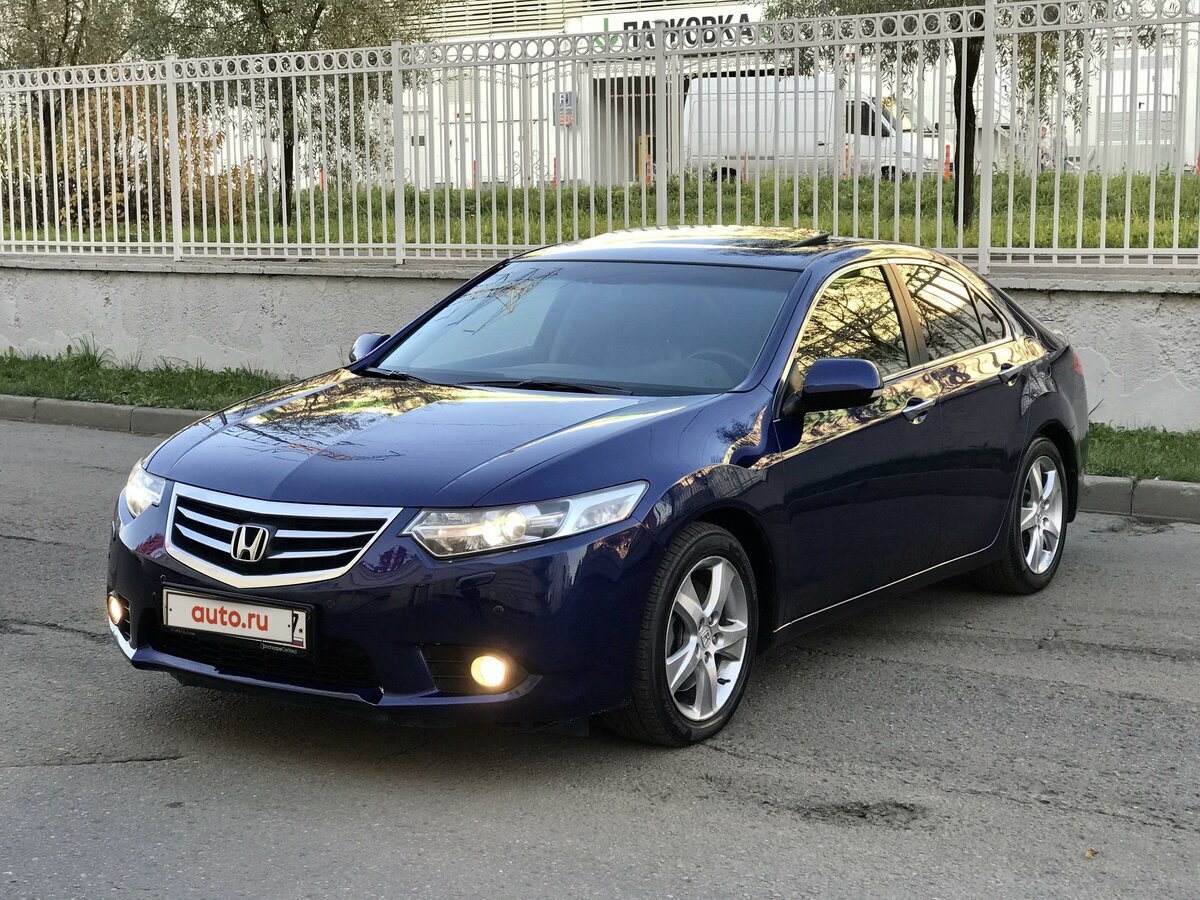 Стильный "японец" с актуальным дизайном даже в 2021 (фото с авто.ру)