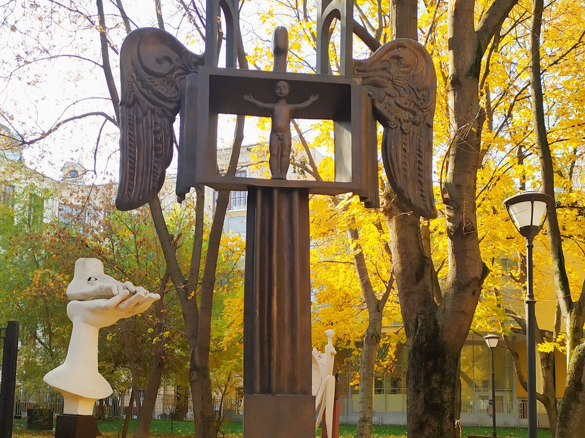 У самого входа в сквер гостей радушно встречает маленький "Ангел-хранитель". Очень трогательный, на мой взгляд.