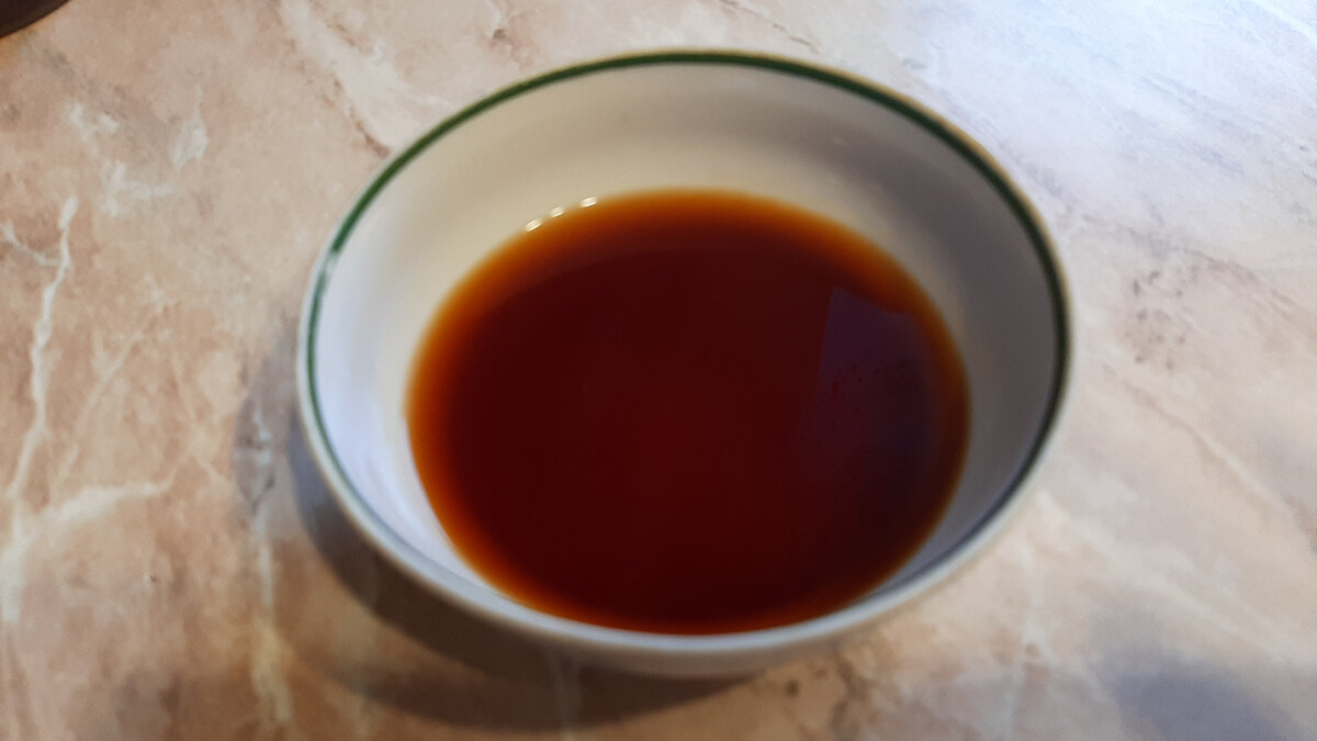 Вот так выглядит луковая настойка для кожи головы.